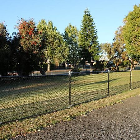 Отель Acclaim Kingsway Tourist Park Madeley Экстерьер фото