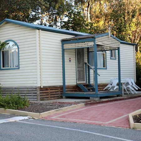 Отель Acclaim Kingsway Tourist Park Madeley Экстерьер фото