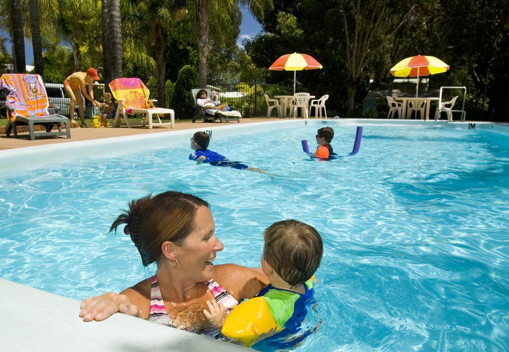 Отель Acclaim Kingsway Tourist Park Madeley Экстерьер фото