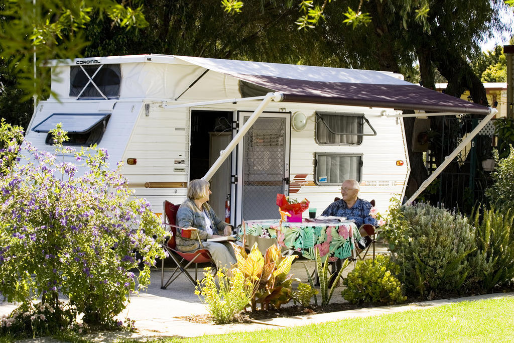 Отель Acclaim Kingsway Tourist Park Madeley Экстерьер фото