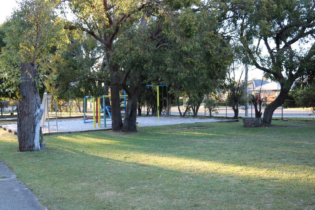 Отель Acclaim Kingsway Tourist Park Madeley Экстерьер фото