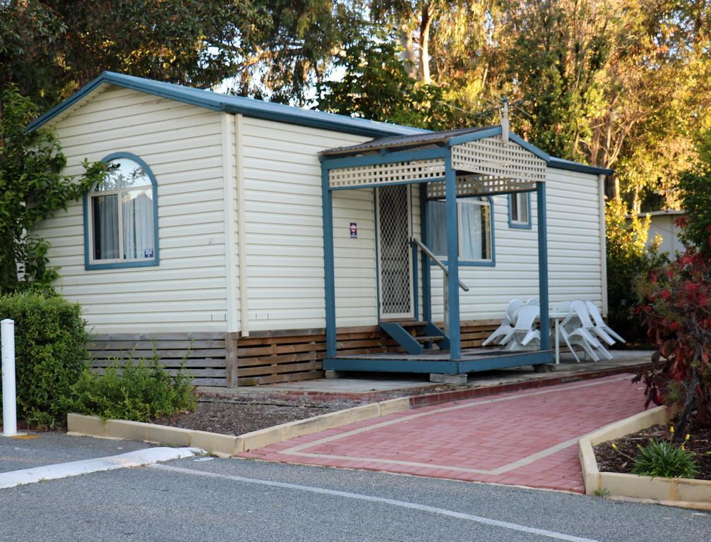 Отель Acclaim Kingsway Tourist Park Madeley Экстерьер фото