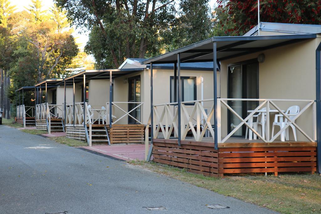 Отель Acclaim Kingsway Tourist Park Madeley Экстерьер фото