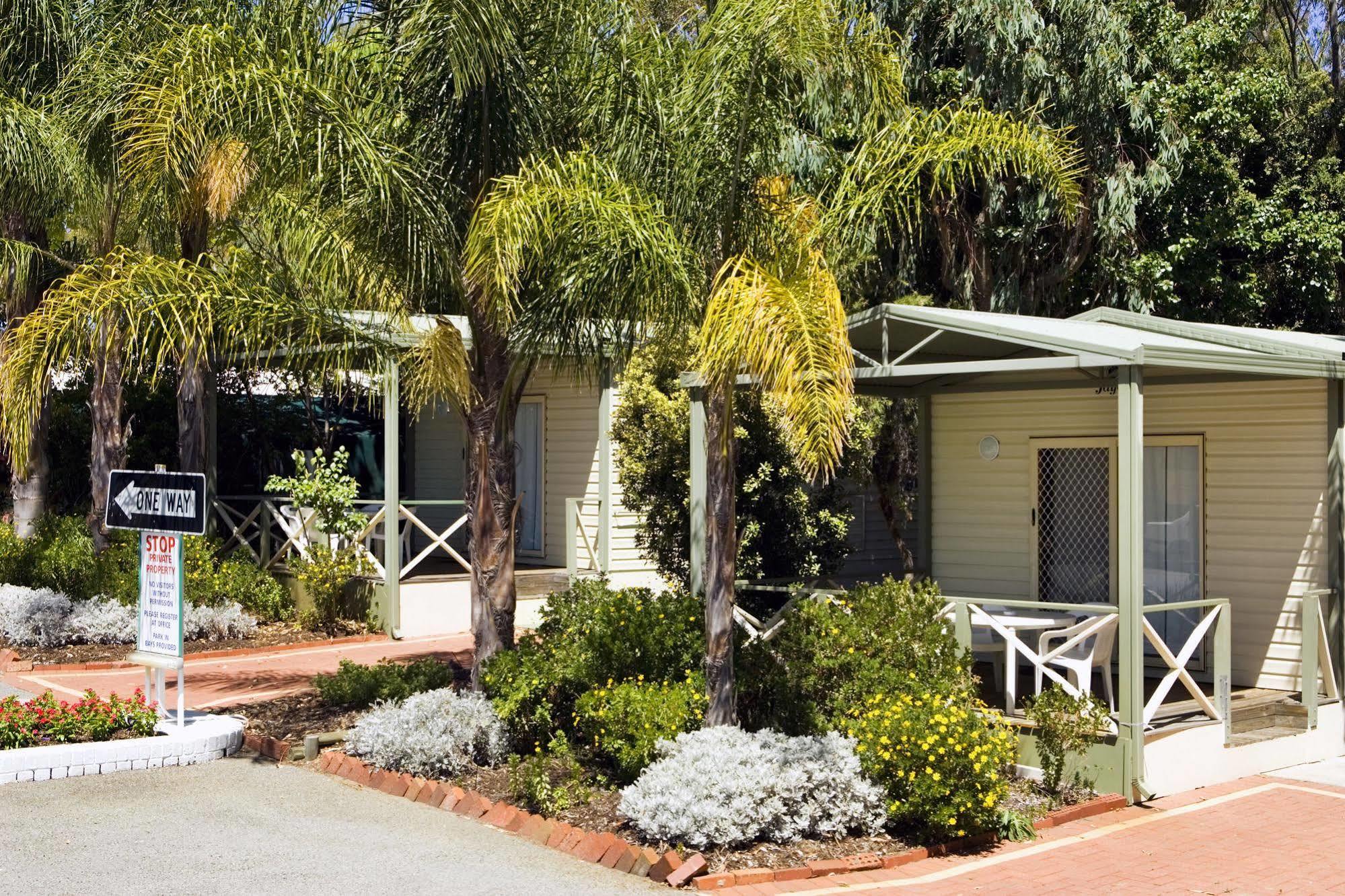 Отель Acclaim Kingsway Tourist Park Madeley Экстерьер фото