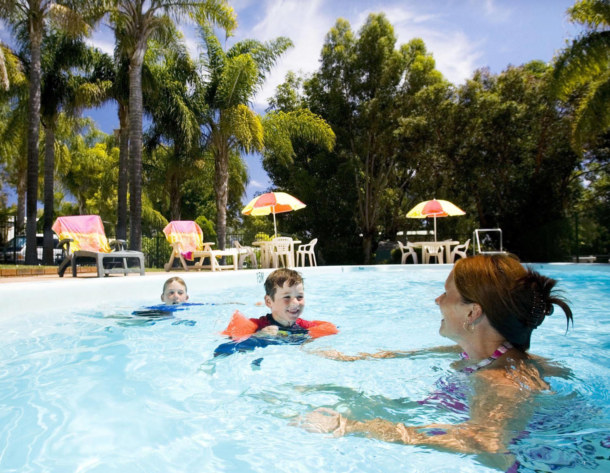 Отель Acclaim Kingsway Tourist Park Madeley Экстерьер фото